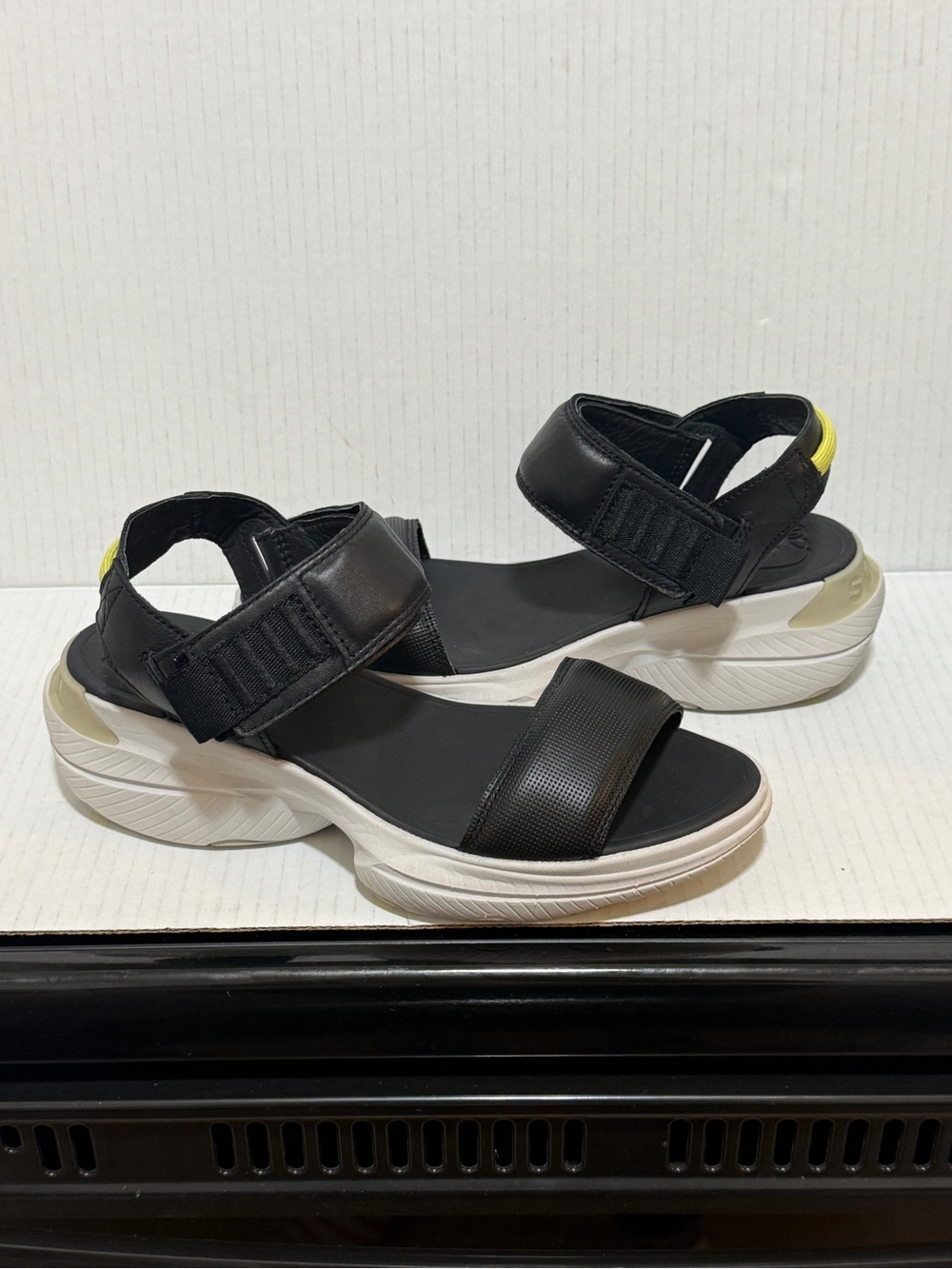 Sorel Women's Explorer Blitz Stride Black White Leather Sandals Sz 7 1/2 Walking